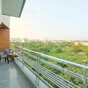 Collection O Corporate Suite Near Omaxe Celebration Mall